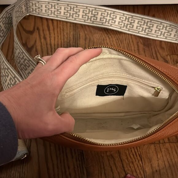 Pretty Simple Willow Crossbody Handbag in Camel with 2 straps - Picture 5 of 5